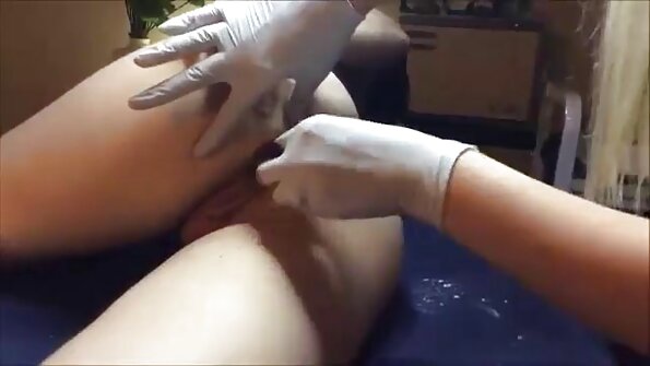 Tori Montana, atlikusi balto penio priežiūrą, ima netvarkingą skruostą ant užpakalio skruostų